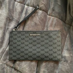Michael Kors Large wristlet